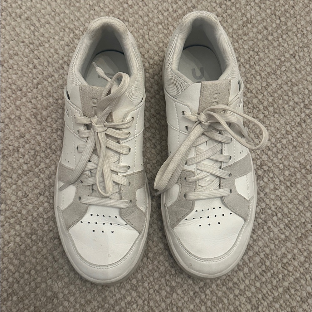 On Cloud Roger White and Gray Sneakers